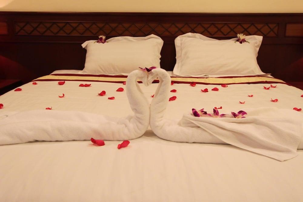 Miloft Sathorn Hotel - Sha Plus Certified Bangkok Exterior photo A bed with a towel swan