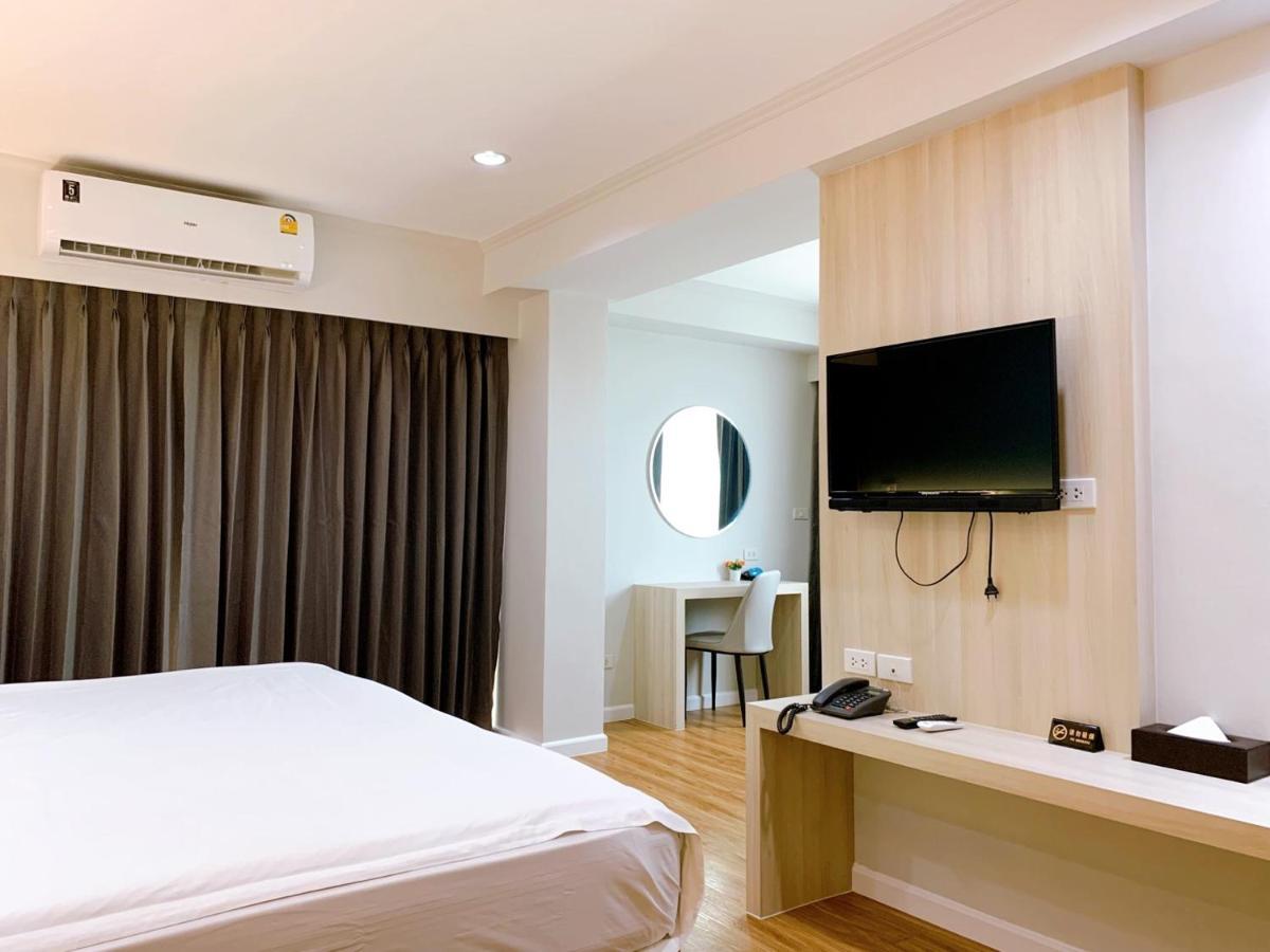 Miloft Sathorn Hotel - Sha Plus Certified Bangkok Exterior photo A room at the hotel